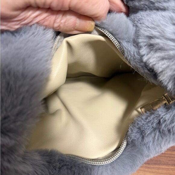 Solar Eclipse NWOT Faux Fur Top Knot Handle Bag in Gray. - Picture 5 of 5
